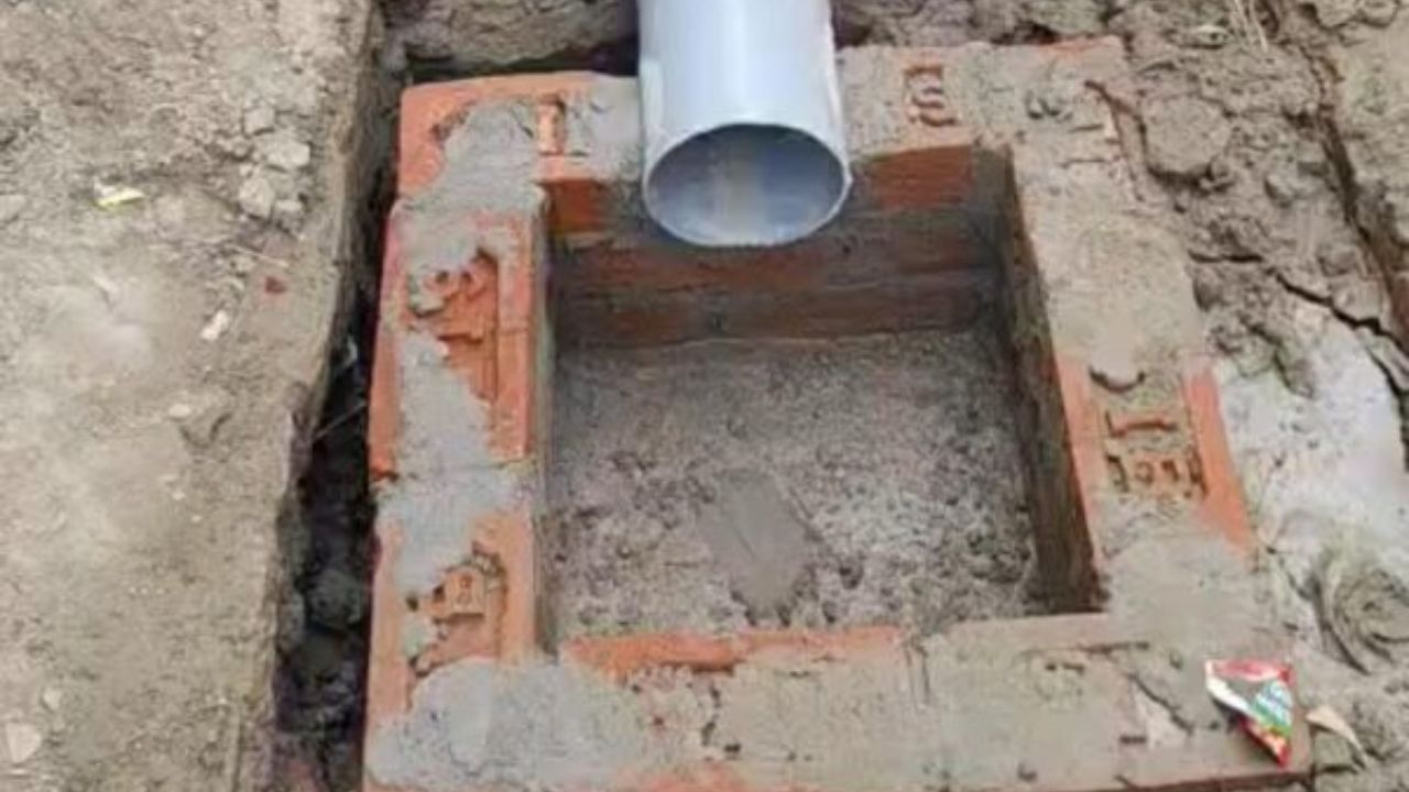 Maharajganj News: बिना बैरिकेडिंग के मौत का कुआं, वार्ड नंबर-12 में गहरे गड्ढे में गिरे पार्षद प्रतिनिधि, हालत गंभीर