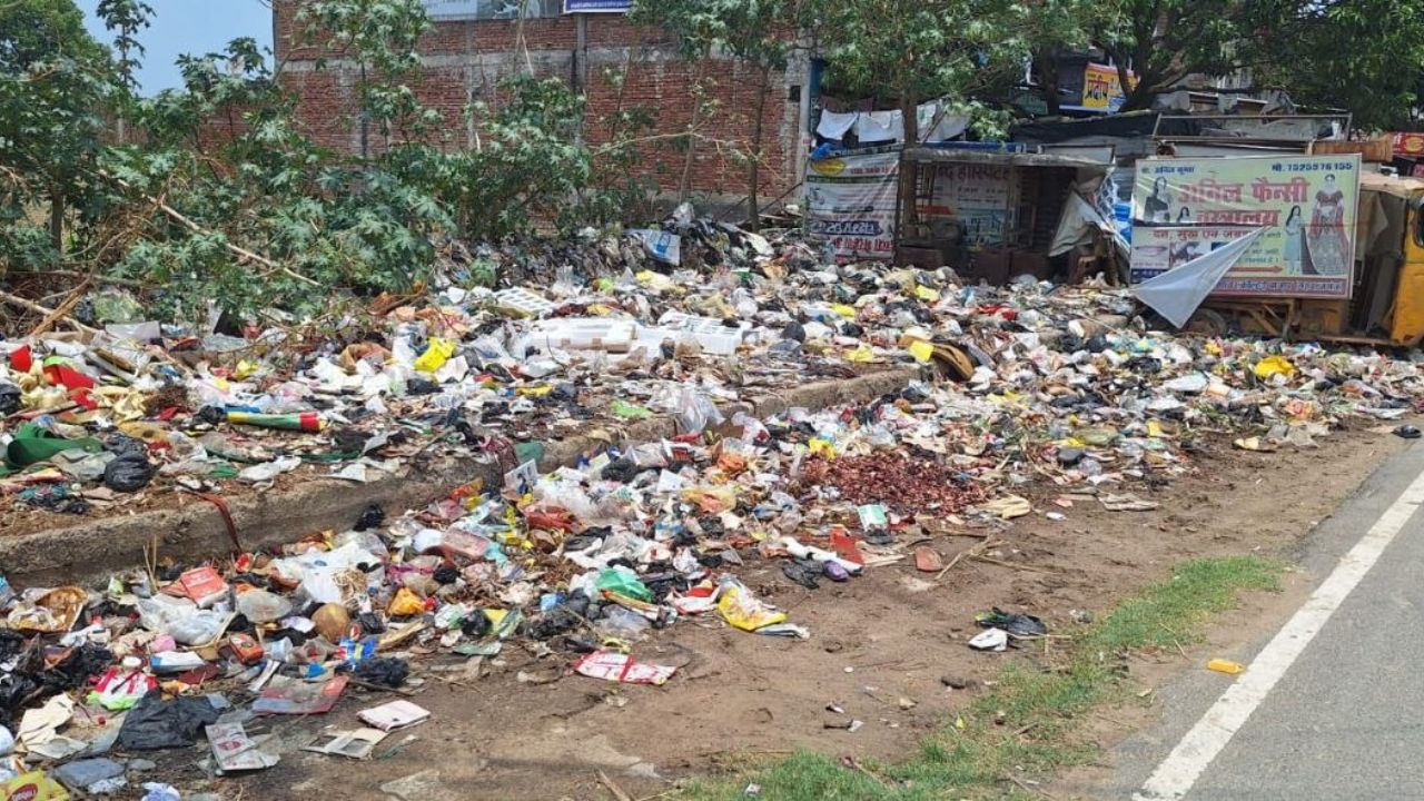 कूड़ा निस्तारण केंद्र पर लटके ताले, बाजार से लेकर मोहल्लों तक गंदगी का अंबार, लोगों में आक्रोश