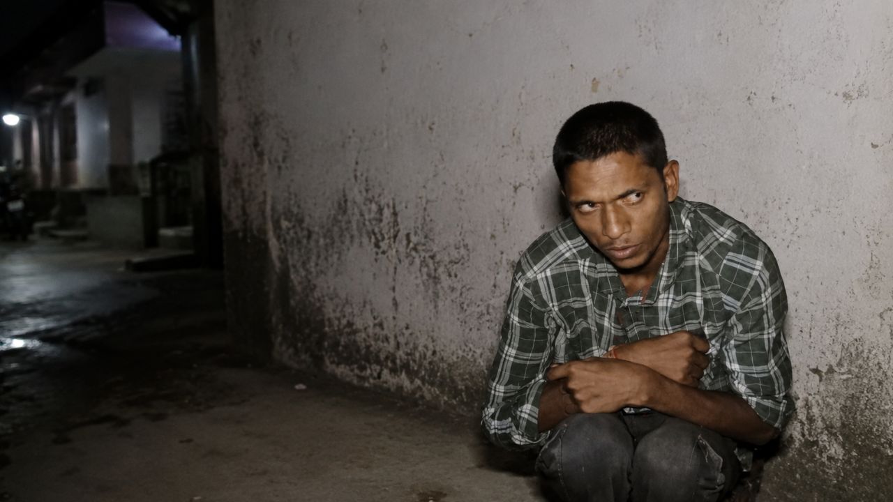 बच्चों को पैसे और खाने का लालच देकर पीछे-पीछे घूम रहा था युवक! लोगों ने देखा तो मच गया हड़कंप, फिर हुआ बड़ा खुलासा