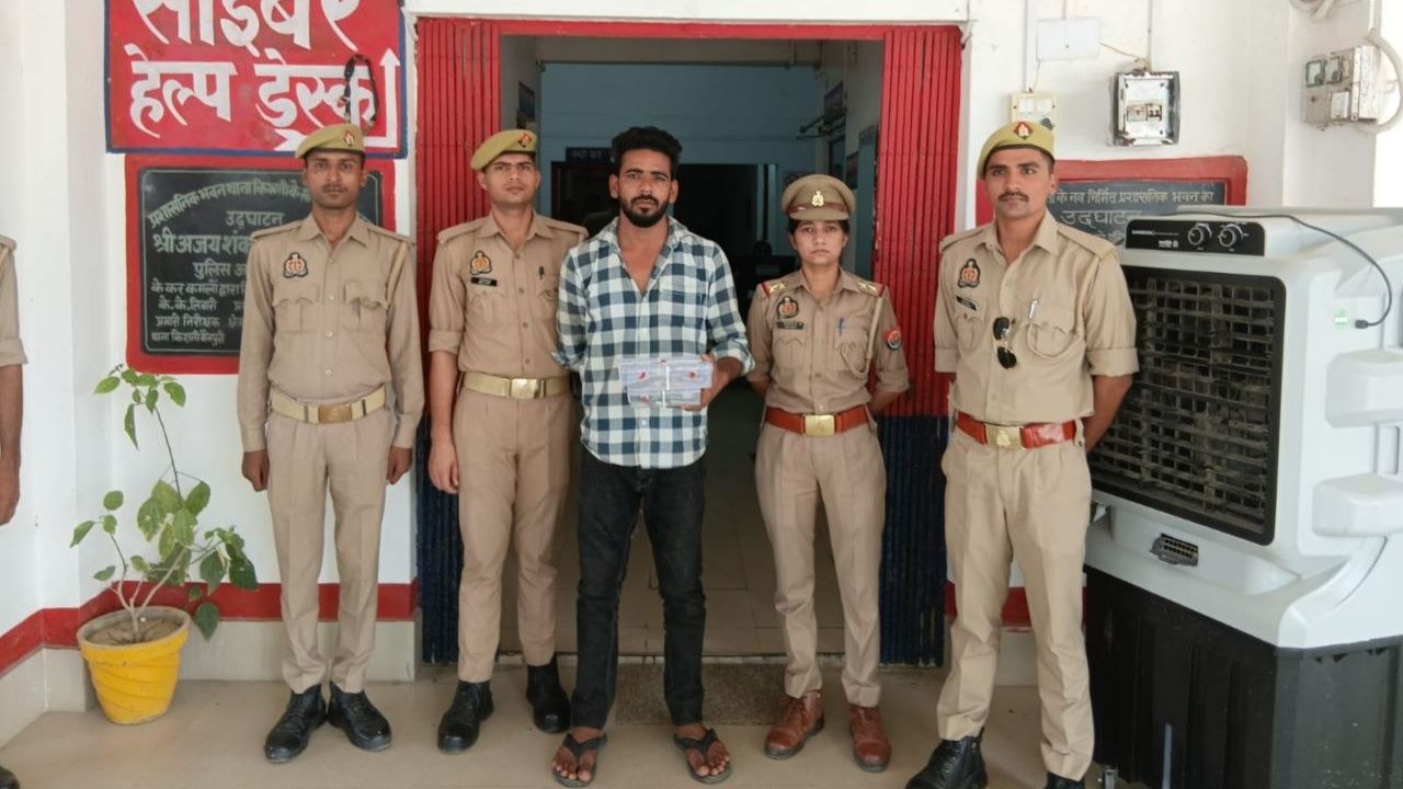 चेकिंग के दौरान युवक की तलाशी में निकला ऐसा सामान, पुलिस भी हुई सतर्क फिर हुआ बड़ा खुलासा