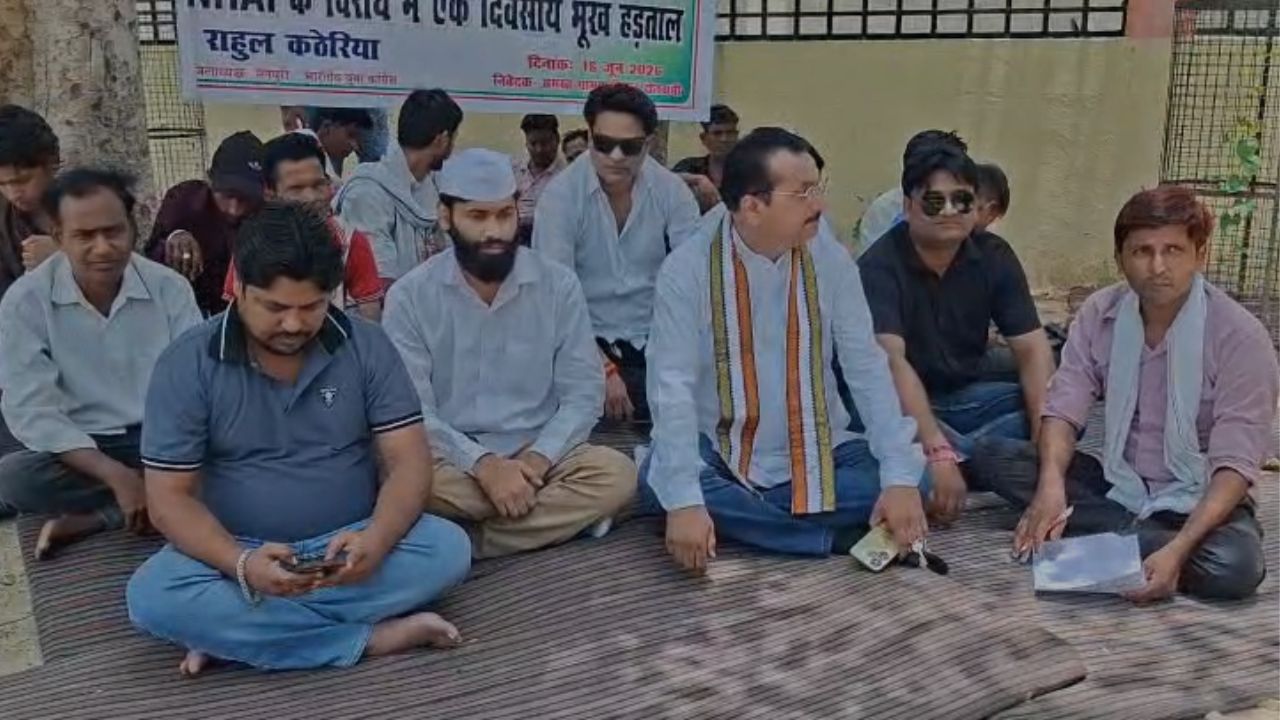 सड़क बनी मुसीबत! हादसों से परेशान ग्रामीणों का कलेक्ट्रेट में प्रदर्शन