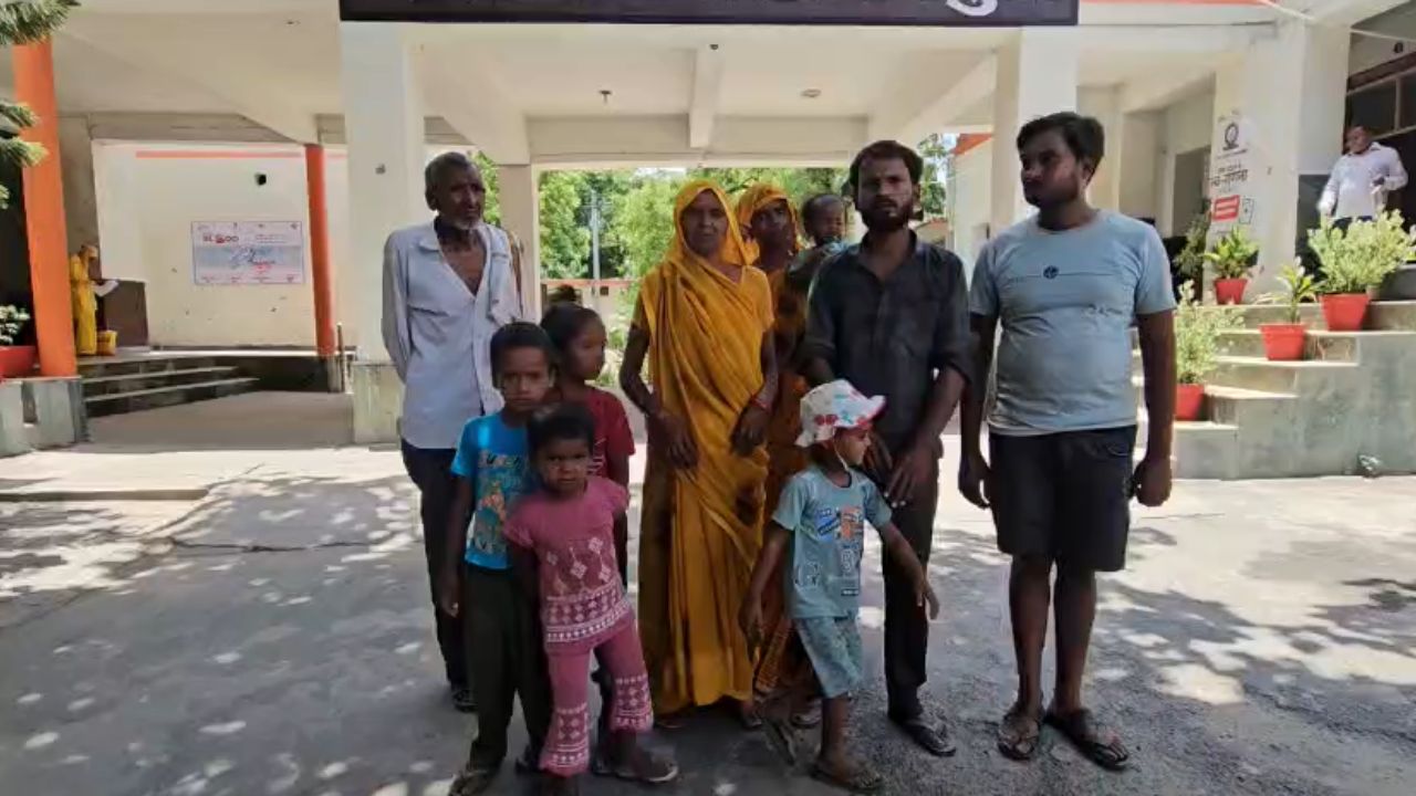 15 साल से बसे घर पर गड़ गई दबंगों की नजर… महिला ने डीएम ऑफिस में खोली भू-माफियाओं की कहानी