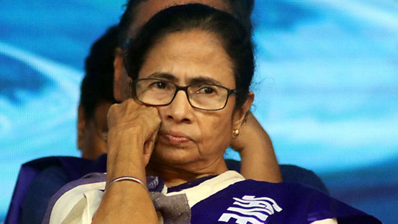 INDIA Bloc की बैठक के बीच ममता बनर्जी को बड़ा सियासी झटका, TMC में एक और बड़ी टूट; दिग्गज नेता ने बदला पाला
