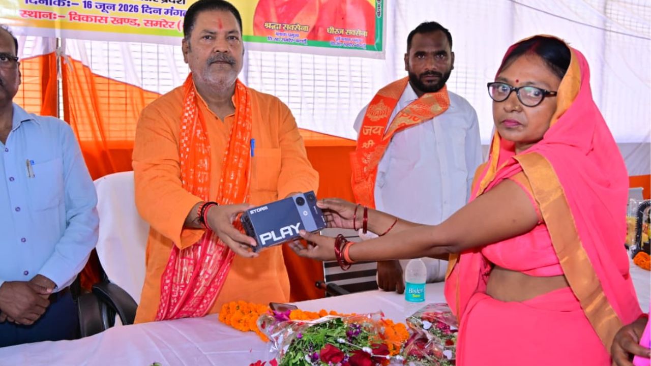 बदायूं : दातागंज में विधायक बब्बू भैया ने बांटे स्मार्टफोन, आंगनवाड़ी कार्यकत्रियों के चेहरे