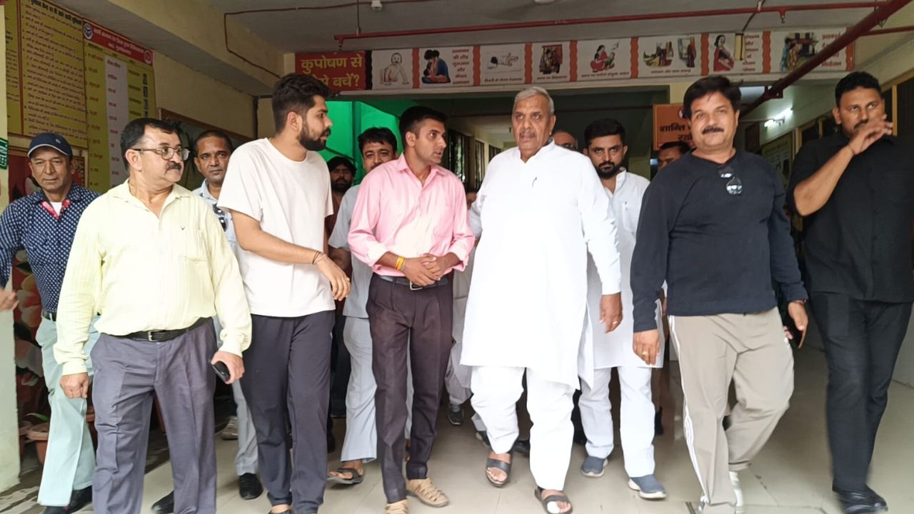 मुजफ्फरनगर में कुत्तों के झुंड के हमले ने खोली अस्पताल की पोल, हरेन्द्र मलिक बोले- जिम्मेदारी तय होनी चाहिए