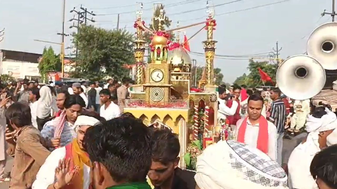 Deoria News: मोहर्रम जुलूस में करतब दिखाना पड़ा महंगा, हुआ ये हाल