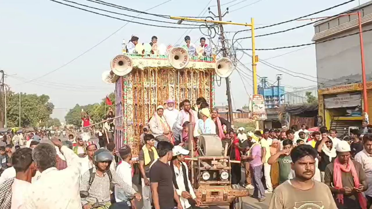 Deoria News: मोहर्रम जुलूस में करतब दिखाना पड़ा महंगा, हुआ ये हाल