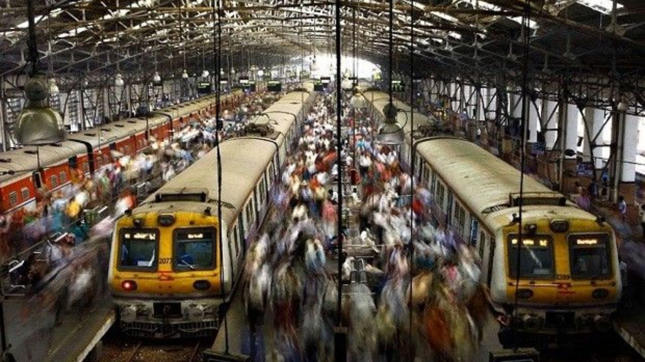 मुंबई में ट्रेनों का खूनी खेल जारी: महज़ एक धक्के पर विवाद, सॉरी बोलने के बाद भी युवक को दौड़ा-दौड़ाकर चाकू से रेता