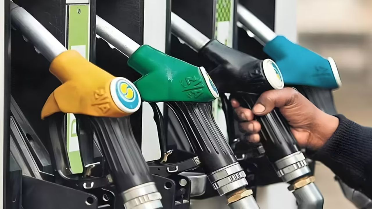 Petrol Diesel Price: क्रूड ऑयल में फिर उछाल, पेट्रोल-डीजल फिलहाल स्थिर, आगे बढ़ सकते हैं दाम