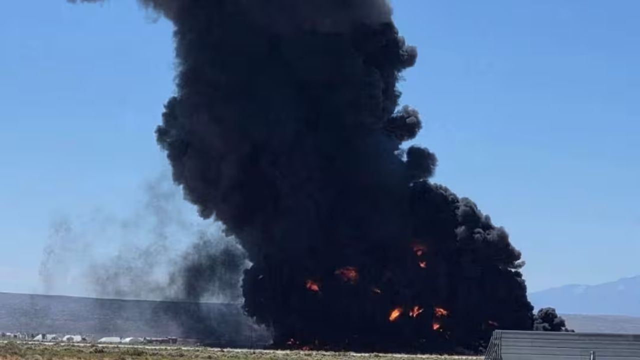 B52 Bomber Crash: उड़ान भरते ही आग की लपटों में घिरा अमेरिका का सबसे घातक विमान, आखिर कैसे हुआ यह बड़ा हादसा?