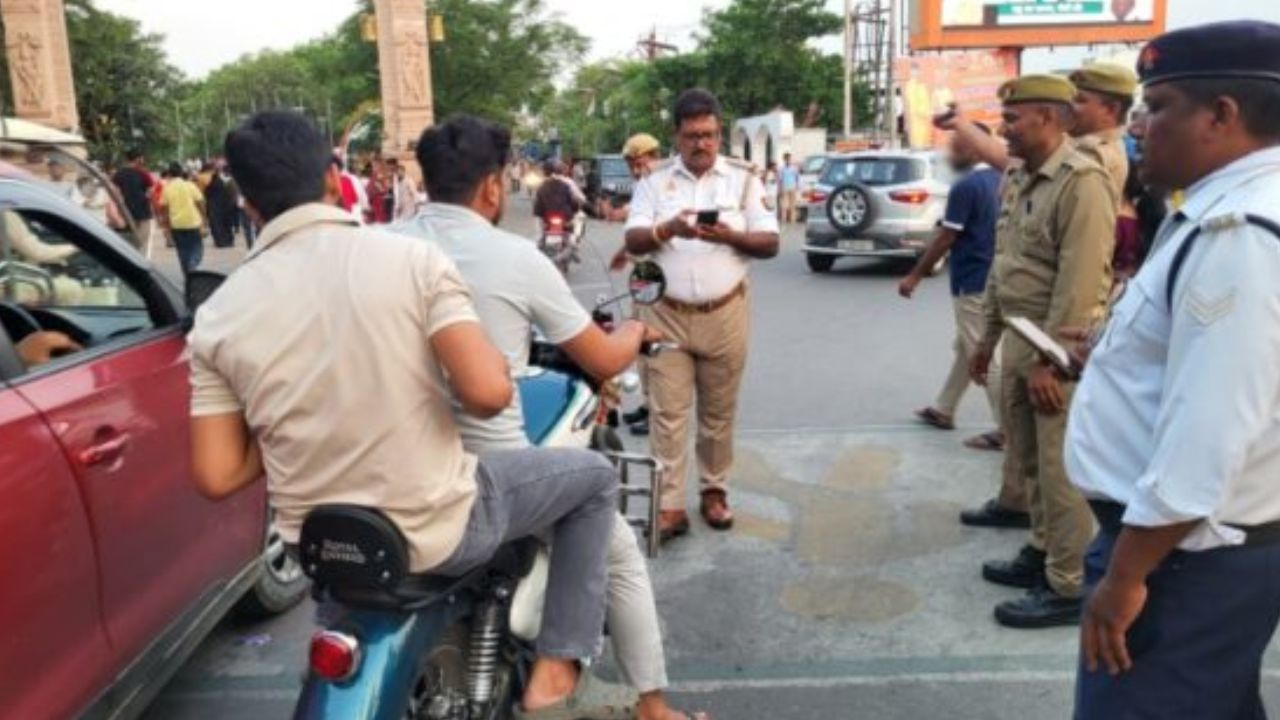 गोरखपुर में ओवरस्पीडिंग और नियम तोड़ने वालों की खैर नहीं, ट्रैफिक पुलिस ने काटे 905 चालान