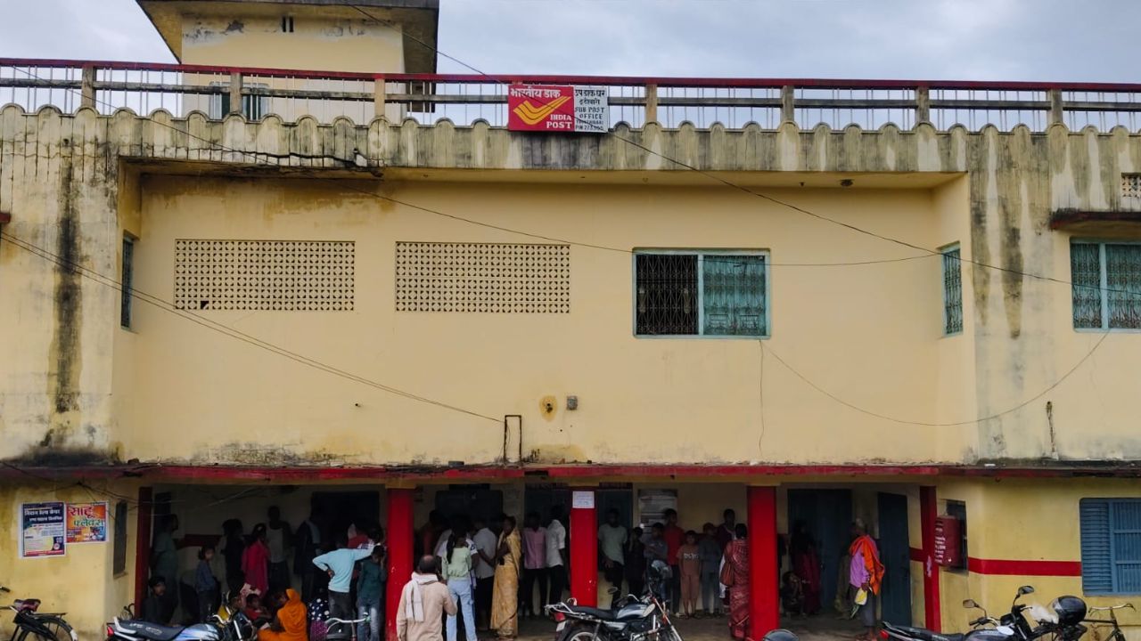 महराजगंज में डाकघर घोटाले से हड़कंप : गायब हुए 11 लाख रुपये, अधिकारी पर केस दर्ज