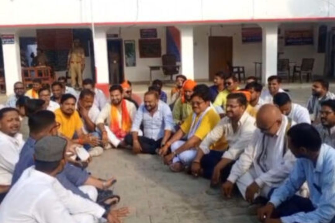 बलरामपुर सभासद कांड में पुलिस पर बढ़ा दबाव, कोतवाली में धरने पर बैठे भाजपा नेता