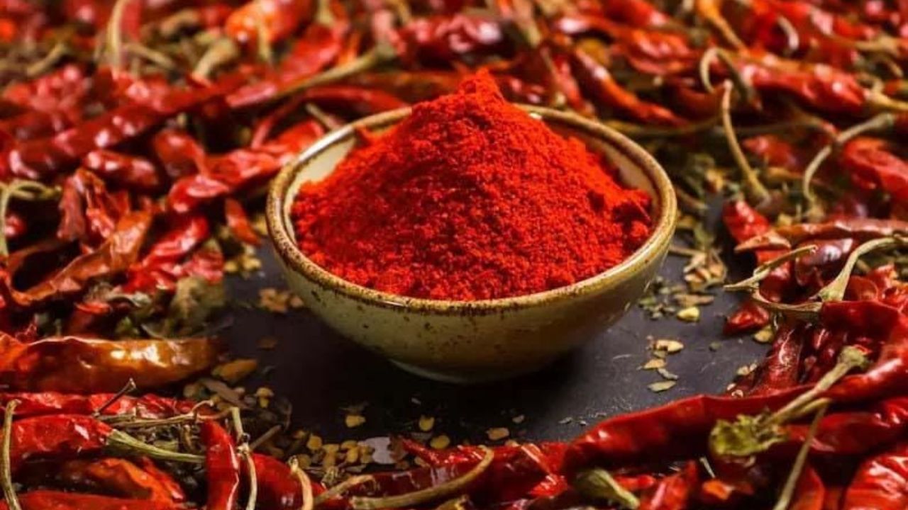 सावधान! आपकी रसोई में ज़हर तो नहीं घोल रहा लाल मिर्च पाउडर? इन 4 आसान तरीकों से घर पर ही करें मिलावट की पहचान