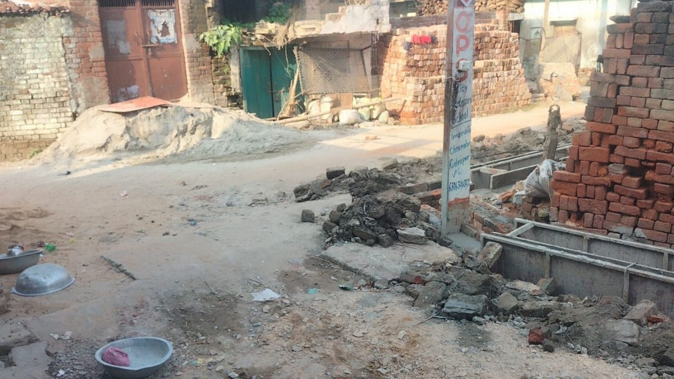 देवरिया से बड़ी खबर : सड़क निर्माण में गड़बड़ी का आरोप, ठेकेदार ने लोगों को दी धमकी
