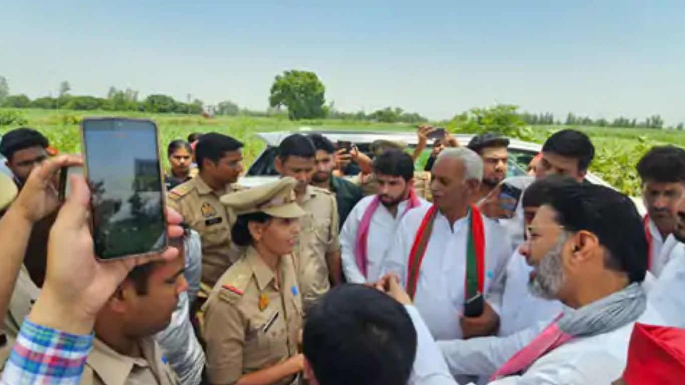 मेरठ रोहटा हत्याकांड : अखिलेश यादव का संदेश लेकर जा रहे थे नेता, पुलिस ने आगे बढ़ने नहीं दिया