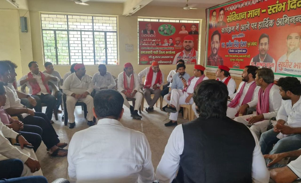 BIG BREAKING: सीएम के आने से पहले नोएडा में तनाव, सपा मुख्यालय में चल रही बैठक, बाहर पुलिस की कड़ी निगरानी