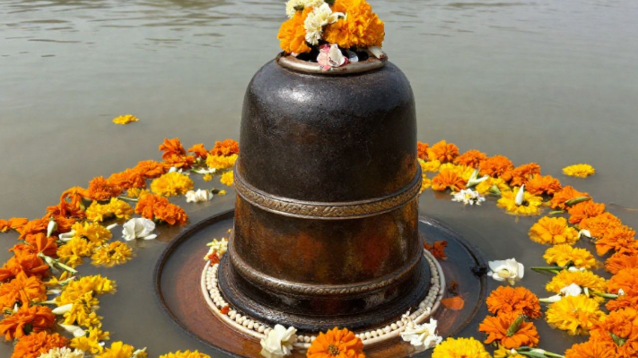 Chandauli: गंगा की गोद से फिर निकला रहस्यमयी शिवलिंग! 11 दिन में दूसरी बार मिला अद्भुत स्वरूप