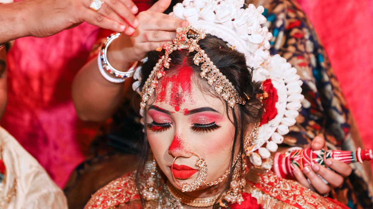 आखिर क्यों लगाया जाता है सिंदूर? इसके पीछे छिपा है गहरा रहस्य, जानिए फायदे भी