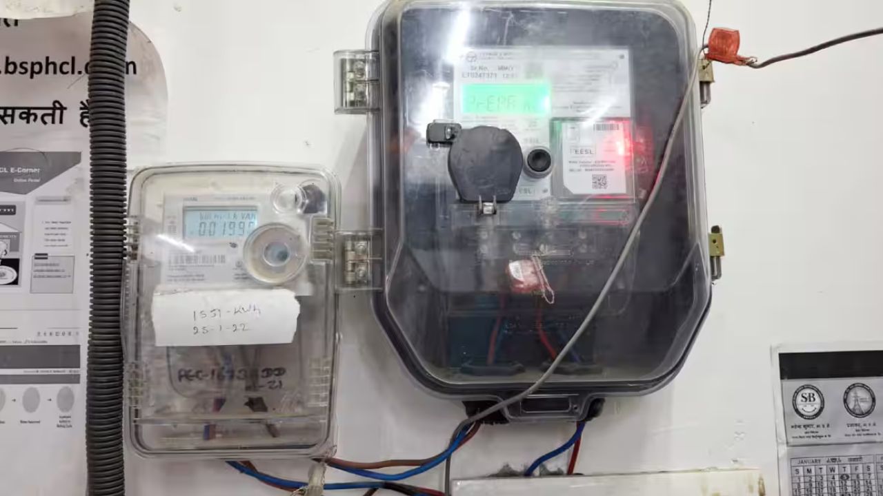फतेहपुर बिजली विभाग का अनोखा कारनामा, घर पर लटका था ताला, पीछे से चुपचाप टांग गए स्मार्ट मीटर