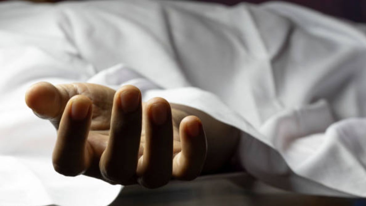 नोएडा में पड़ोसी की दीवार मासूम पर भरभराकर गिरी, मलबे में दबकर चली गई मासूम की जान