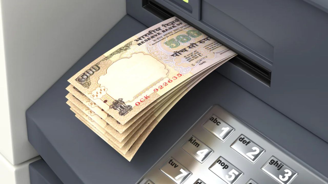 सावधान! यूपी में ये क्या हो रहा है? ATM के सामने टीना और खाते से पैसे गायब