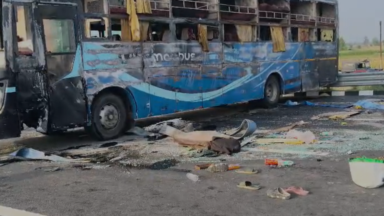 Road Accident: गंगा एक्सप्रेसवे पर मौत की रफ्तार! 100 मीटर घिसटने के बाद पलटी डबल डेकर बस
