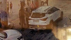 UP Crime: महराजगंज में बोतल में पेट्रोल नहीं मिला तो कर दिया ये कांड, मचा बवाल