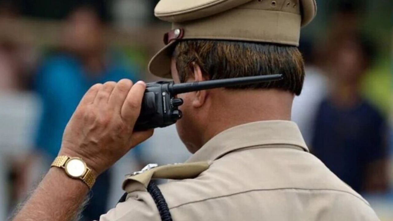 फ्री में रजनीगंधा न मिलने पर भड़के दरोगा-सिपाही, दुकानदार से बोला- तेरा दिमाग…