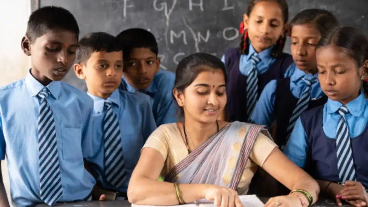 UP के लाखों शिक्षकों पर असर डालने वाला फैसला! तबादलों से पहले सरकार ने क्यों रोक दी पूरी प्रक्रिया?