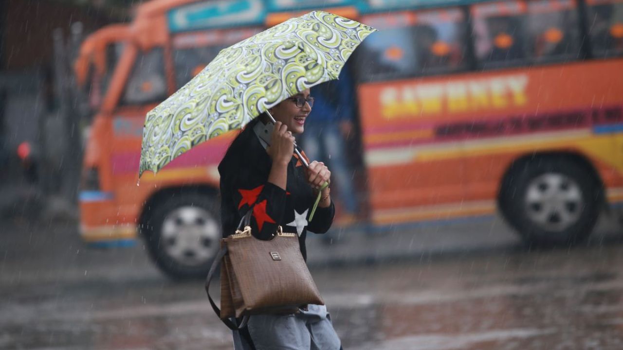 UP Weather Update: यूपी में झुलसाती गर्मी के बीच राहत की खबर, 27 जून को दस्तक देगा मानसून, देखें आपके जिले में कब होगी बारिश