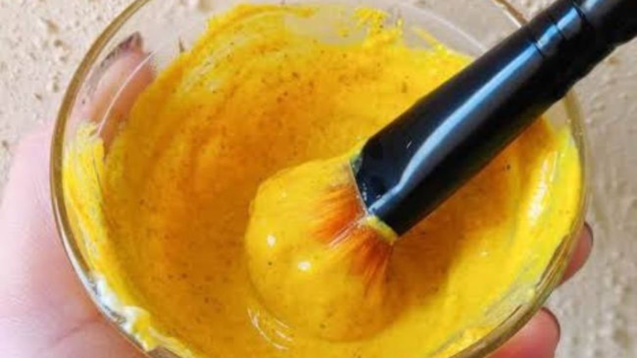 इस चमत्कारी फेस पैक को बनाना बेहद आसान है। इसके लिए सबसे पहले एक साफ कटोरी में दो बड़े चम्मच ताजा और गाढ़ा दही लें, ध्यान रहे कि दही ज्यादा खट्टा न हो। अब इस दही में एक चम्मच बेसन, सिर्फ एक चुटकी हल्दी और आधा चम्मच शहद डाल दें। इसके बाद इन सभी चीजों को चम्मच की मदद से अच्छी तरह फेंट लें, ताकि एक स्मूद पेस्ट तैयार हो सके। (Img- Pinterest)