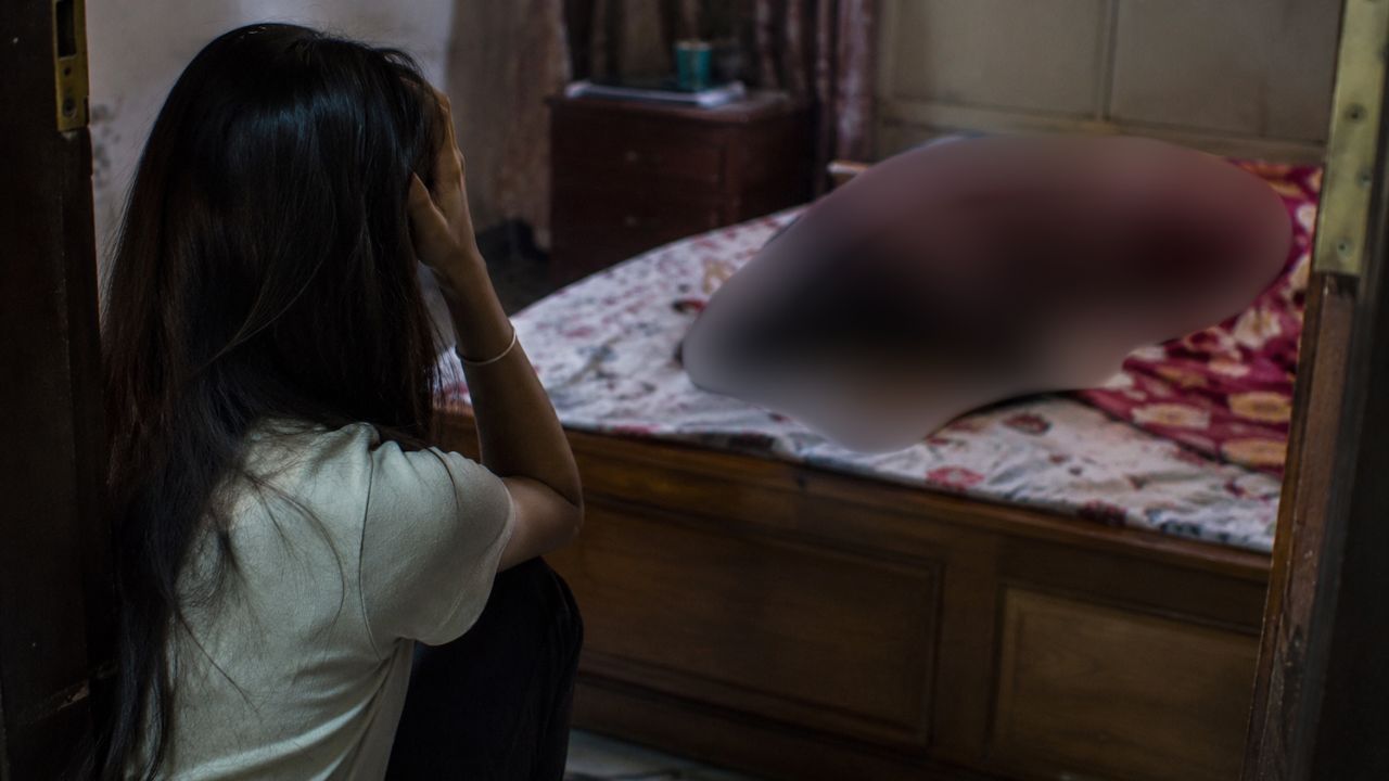 कमरे का दरवाजा नहीं खुला तो छोटी बहन ने झांका अंदर… जो देखा उससे कांप उठा पूरा परिवार, आखिर ऐसा क्या दिखा?