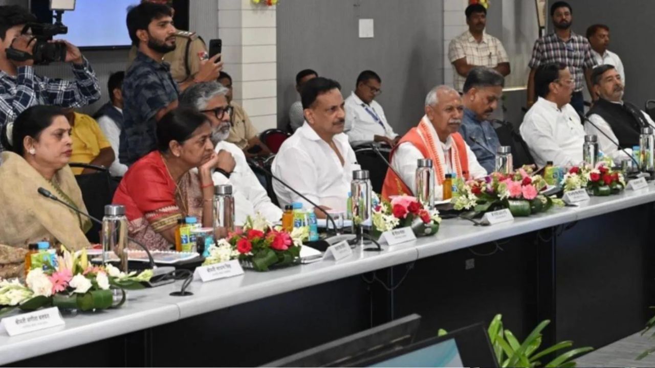 पूर्वांचल के रेल यात्रियों के लिए बड़ी खुशखबरी, वाराणसी मंडल की बैठक में नई ट्रेनों और सुविधाओं पर बनी सहमति