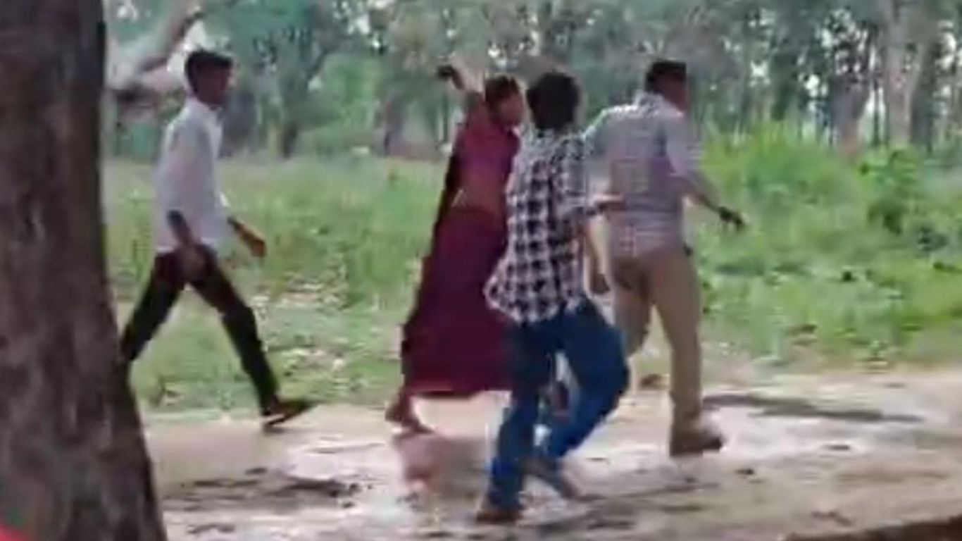 महाराजगंज : मनरेगा कार्यों की जांच पड़ी भारी, रोजगार सेवक और मजदूरों ने युवकों को दौड़ा-दौड़ाकर पीटा, वीडियो वायरल