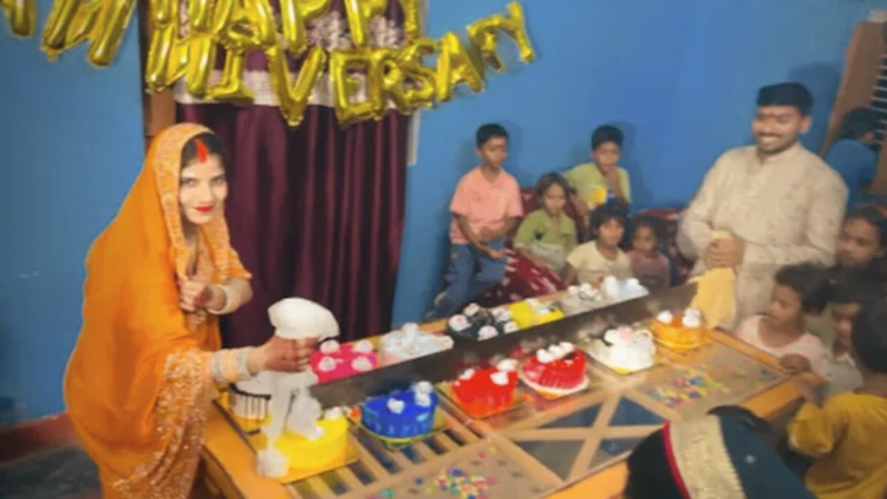 शादी की पहली सालगिरह पर कपल ने आरी से काटे 12 केक, वीडियो देख लोग बोले- ये तो नया ट्रेंड है!