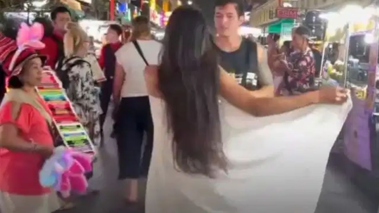 सिर्फ तौलिया पहनकर भरे बाजार में थिरकी भारतीय टूरिस्ट, अचरज से ताकते रहे लोग; इंटरनेट पर Video Viral