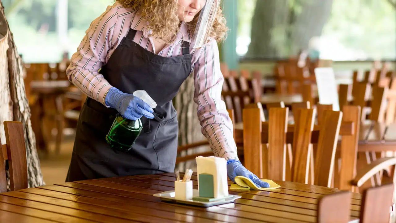 Wooden Furniture Cleaning: लकड़ी के फर्नीचर को चमकाने का घरेलू जुगाड़, बिना खर्च किए वापस लाएं नई जैसी चमक