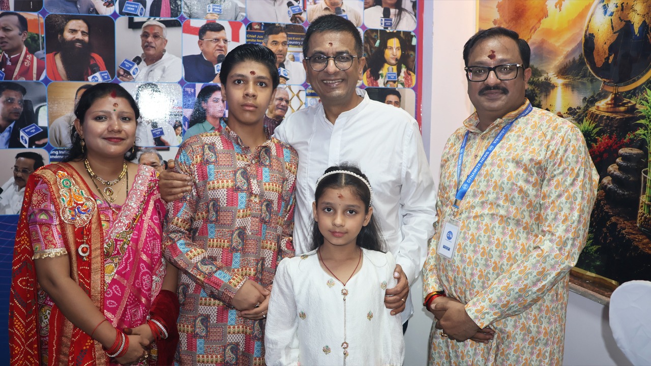 डाइनामाइट न्यूज़ परिवार के साथ पूर्व CJI डीवाई चंद्रचूड़