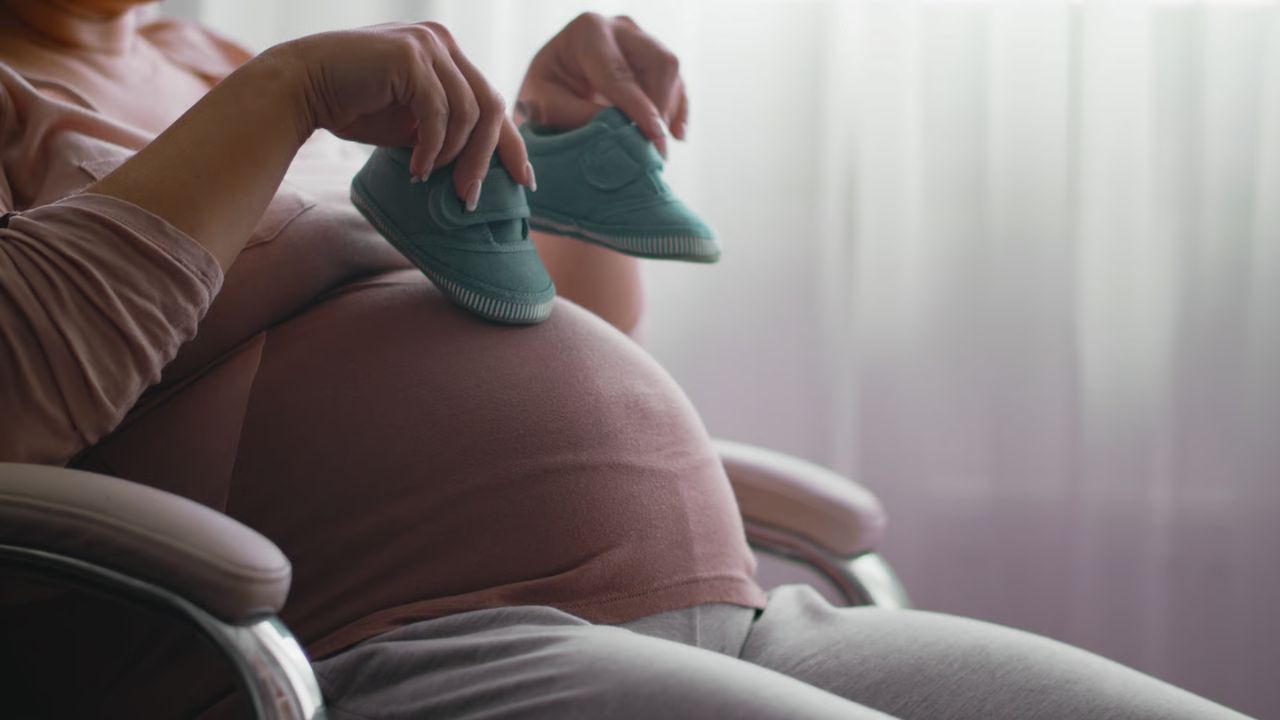 सुहाना मौसम, लेकिन शिशु पर भारी! मानसून में Mother To Be इन छोटी गलतियों से बचाएं गर्भ में पल रही नन्ही जान