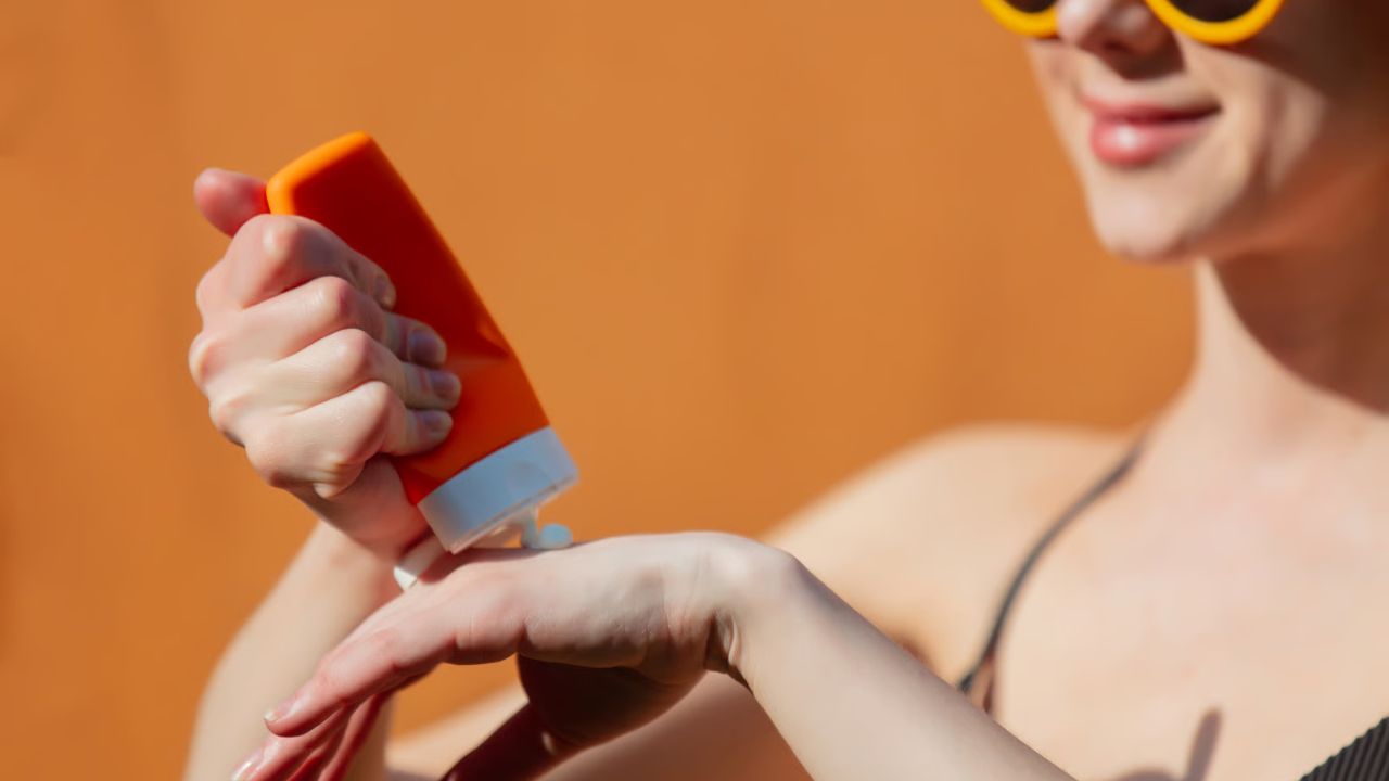 Sunscreen लगाने के बाद भी क्यों काली पड़ रही Skin? जानें वो 5 अनसुनी गलतियां जो छीन रही हैं आपका निखार