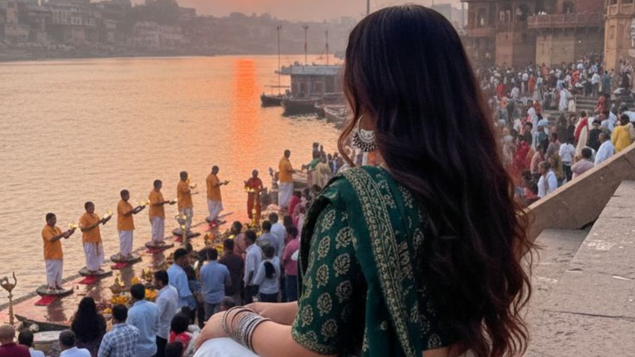 उत्तर प्रदेश की पावन धरती अनादि काल से अध्यात्म और असीम शांति का सबसे बड़ा केंद्र रही है। भागदौड़ भरी जिंदगी में जब मानसिक तनाव इंसान को थका देता है, तब यूपी के दिव्य धार्मिक स्थल उसे नई ऊर्जा देते हैं। आइए जानते हैं राज्य के उन चार पवित्र धामों के बारे में, जहां कदम रखते ही हर अशांत मन शांत होता। (Img- Pinterest)