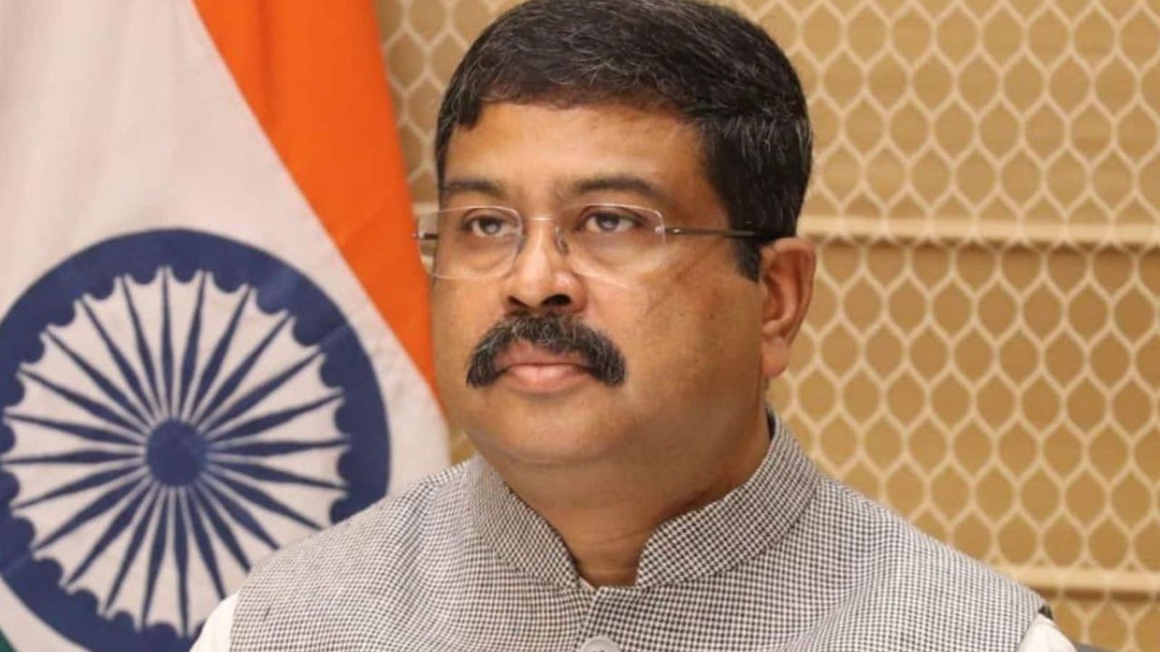 मोदी सरकार के 12 साल में पहला बड़ा इस्तीफा: 2021 से 2026 तक संभाला शिक्षा मंत्री का पद, जानें उनका पूरा राजनीतिक सफर