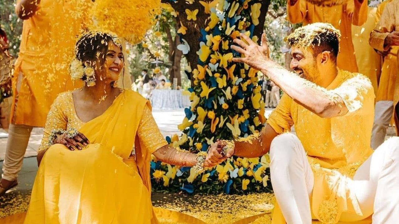 भारतीय विवाह परंपरा में हल्दी की रस्म का स्थान बेहद पवित्र और विशेष माना जाता है। हल्दी को हिंदू संस्कृति में शुभता, समृद्धि और नए जीवन की शुरुआत का प्रतीक माना गया है। विवाह संस्कार से ठीक पहले दूल्हा और दुल्हन को हल्दी लगाने का मुख्य उद्देश्य उनके जीवन में सकारात्मक ऊर्जा का संचार करना और आने वाले दांपत्य जीवन को सुखमय बनाना होता है। (Img- Pinterest)
