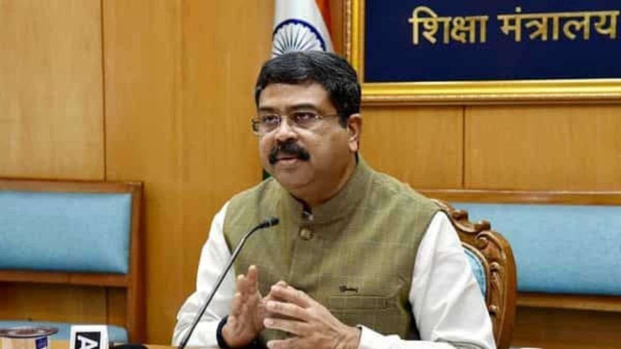 धर्मेंद्र प्रधान वर्ष 2021 से 2026 तक देश के नौवें शिक्षा मंत्री के रूप में कार्यरत रहे। इससे पहले वे मोदी सरकार के विभिन्न कार्यकालों में पेट्रोलियम और प्राकृतिक गैस, कौशल विकास एवं उद्यमिता तथा इस्पात मंत्रालय जैसे बेहद महत्वपूर्ण पदों पर अपनी सेवाएं दे चुके हैं। (Img- Pinterest)