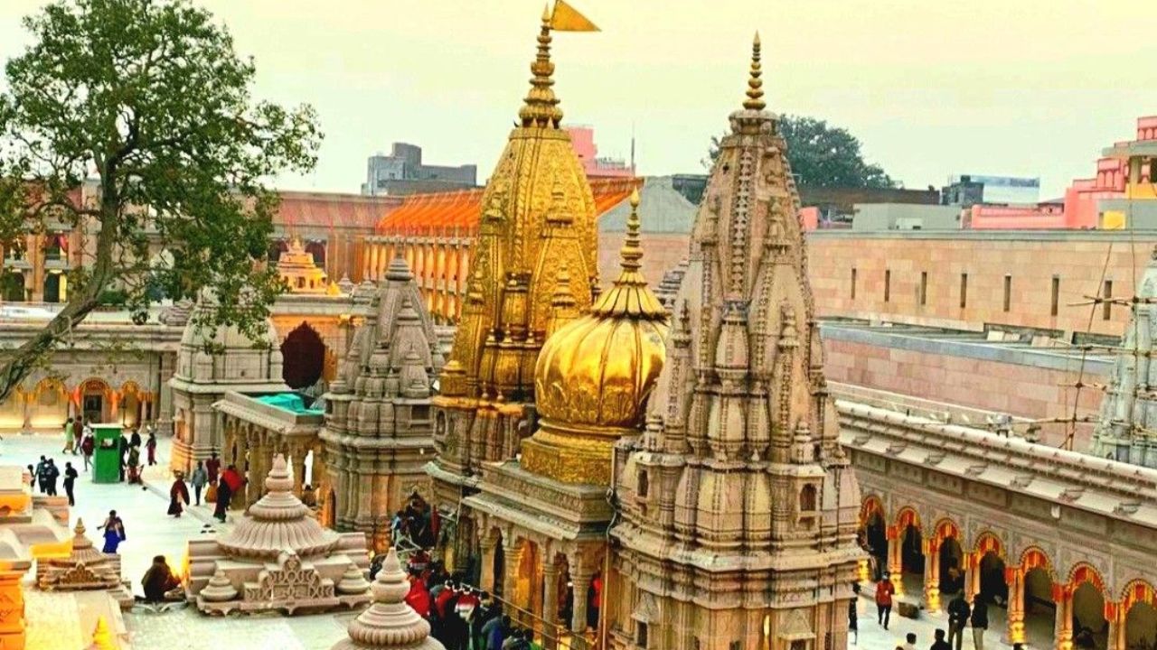 पहला नाम मोक्ष की नगरी काशी यानी वाराणसी का है। गंगा के घाटों पर होने वाली शाम की आरती और महादेव के मंदिर की घंटियां मन को एक अलग ही दुनिया में ले जाती हैं। दशाश्वमेध घाट पर बैठकर बहती गंगा को देखना और मंदिर की भस्म आरती का अनुभव अंतरात्मा को शुद्ध कर देता है। यहां शांति मिलती है। (Img- Pinterest)