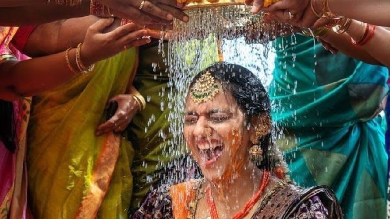 प्राचीन मान्यताओं के अनुसार शादी के दौरान दूल्हा-दुल्हन पर कई लोगों की नजरें होती हैं। ऐसे में हल्दी और उबटन का सुरक्षा कवच उन्हें किसी भी तरह की नकारात्मक ऊर्जा और बुरी नजर से बचा कर रखता है। धार्मिक शास्त्रों के अनुसार हल्दी की पीली आभा वातावरण को शुद्ध करती है और वर-वधु के आसपास एक बेहद पवित्र और सुरक्षात्मक आभामंडल का निर्माण करती है। (Img- Pinterest)