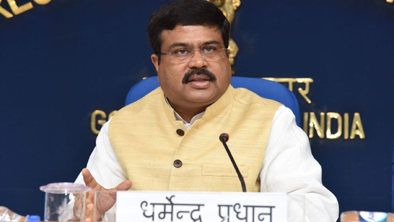 वर्ष 1969 में जन्मे धर्मेंद्र प्रधान ओडिशा के पूर्व केंद्रीय मंत्री डॉ. देबेन्द्र प्रधान के पुत्र हैं। उन्होंने वर्ष 2000 में पल्ललहारा विधानसभा सीट से अपने चुनावी करियर की शुरुआत की थी। इसके बाद वर्ष 2004 में वे देवगढ़ से चौदहवीं लोकसभा के सांसद चुने गए। (Img- Pinterest)