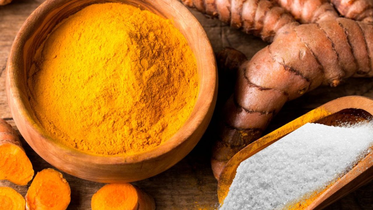 तैयार स्प्रे को घर के उन कोनों में छिड़कें जहाँ मक्खियाँ सबसे ज्यादा भिनभिनाती हैं। इसे मुख्य रूप से डस्टबिन के पास, किचन काउंटर, डाइनिंग टेबल, मुख्य दरवाजों और खिड़कियों पर डालें। सीलन वाली जगहों पर भी इसका नियमित उपयोग करें। इस घोल की तीखी गंध के कारण मक्खियां घर में प्रवेश नहीं करेंगी। (Img- Pinterest)