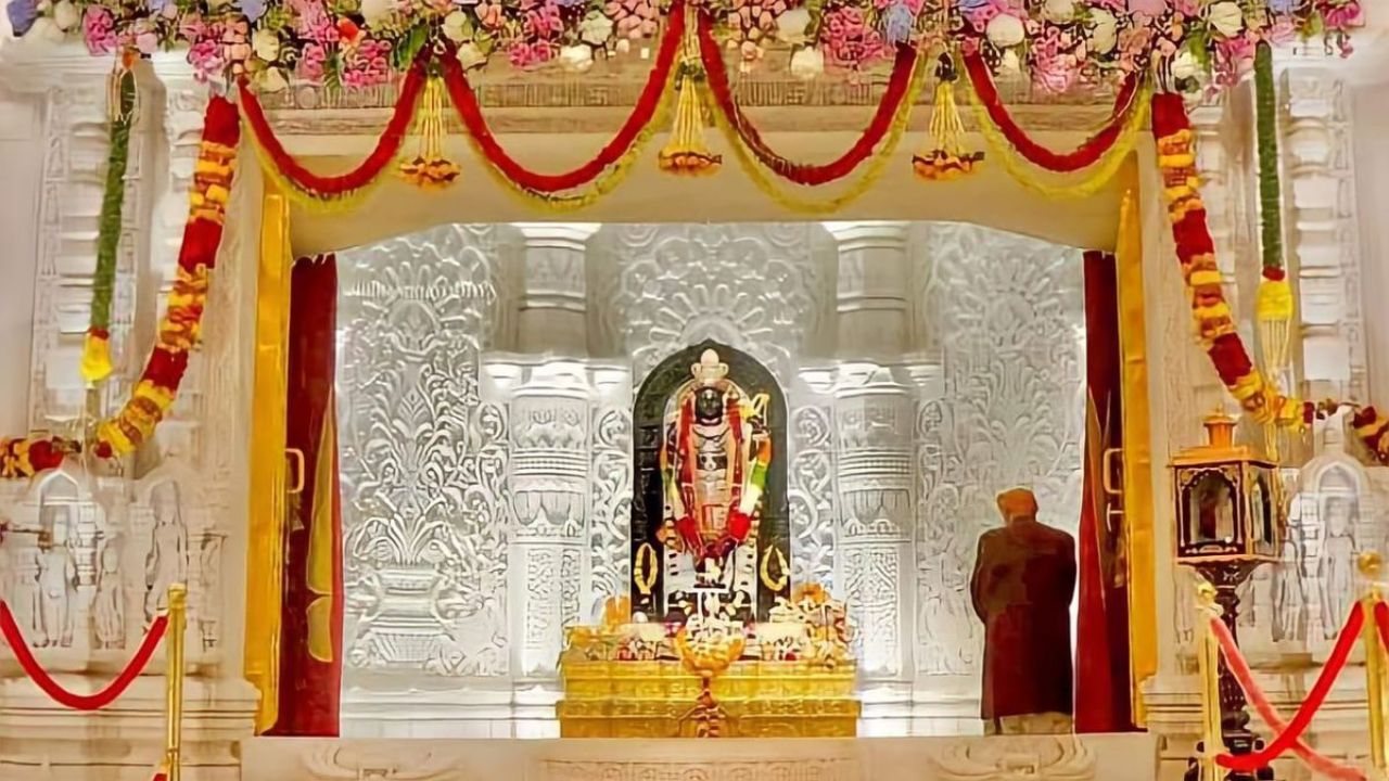 दूसरा प्रमुख स्थल प्रभु श्री राम की पावन जन्मभूमि अयोध्या है। सरयू नदी के शांत तट पर सुबह की ठंडी हवाएं और रामलला के नवनिर्मित भव्य मंदिर की दिव्यता भक्तों को मंत्रमुग्ध करती है। कनक भवन में गूंजते मधुर भजन सुनकर हृदय में अपार संतोष का भाव जागृत होता है, जो आपके जीवन के हर तनाव को तुरंत मिटा देता। (Img- Pinterest)